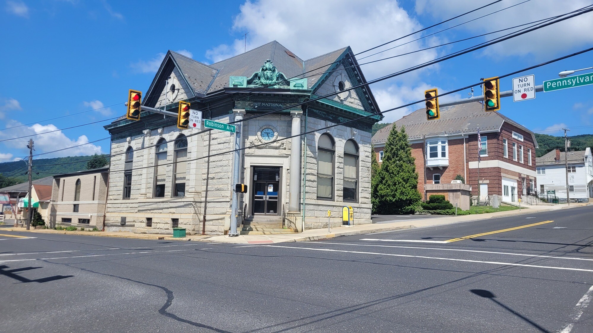 1 N Robinson Ave, Pen Argyl, PA à vendre Photo de l’immeuble– Image 1 sur 14
