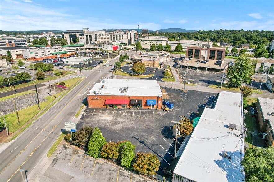 2107 Whitesburg Dr SE, Huntsville, AL à louer - Photo de l’immeuble – Image 1 sur 9