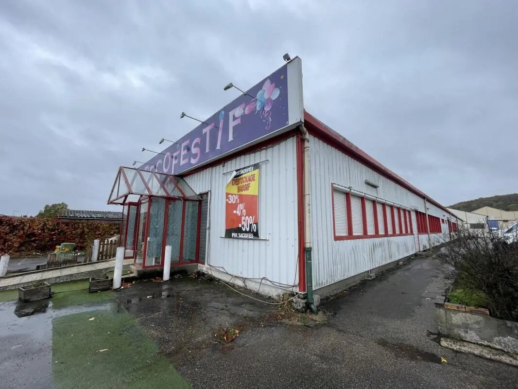 Local commercial dans Gravigny à louer Photo de l’immeuble– Image 1 sur 4