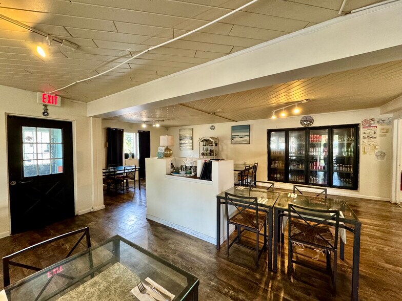 749 Mount Sinai Coram Rd, Mount Sinai, NY à vendre - Photo de l’immeuble – Image 3 sur 11