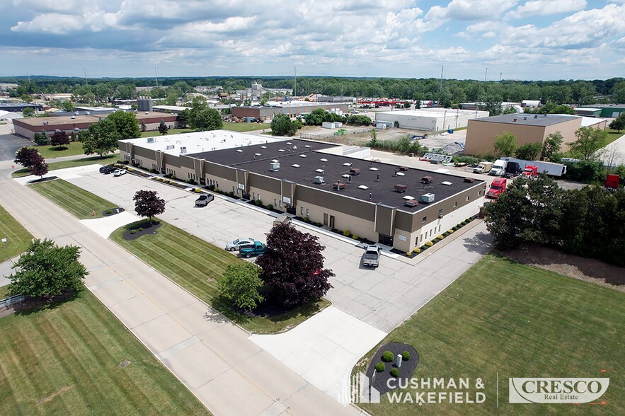 7307 Young Dr, Walton Hills, OH à louer - Photo de l’immeuble – Image 1 sur 16