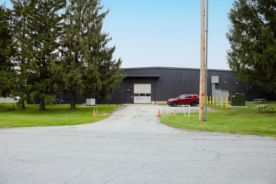 3825 Hartzdale Dr, Camp Hill, PA à louer - Photo de l’immeuble – Image 2 sur 5