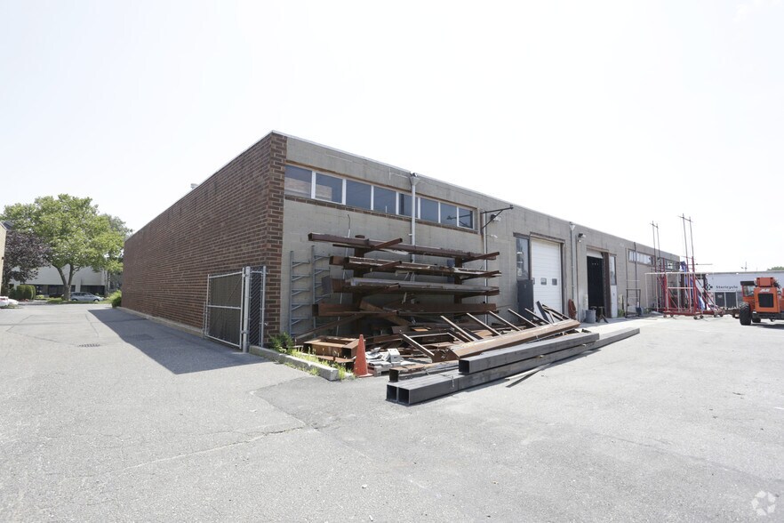 145 Sherwood Ave, Farmingdale, NY à louer - Photo de l’immeuble – Image 2 sur 3