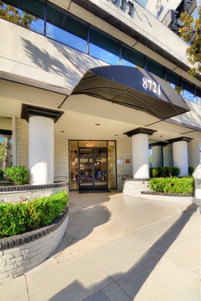 8721 W Sunset Blvd, West Hollywood, CA à louer - Photo de l’immeuble – Image 3 sur 8