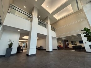 2401 W Peoria Ave, Phoenix, AZ à louer Photo intérieure– Image 2 sur 13