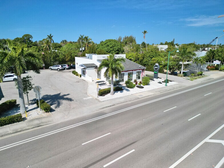 2224 Tamiami Trl E, Naples, FL à louer - Photo principale – Image 1 sur 3