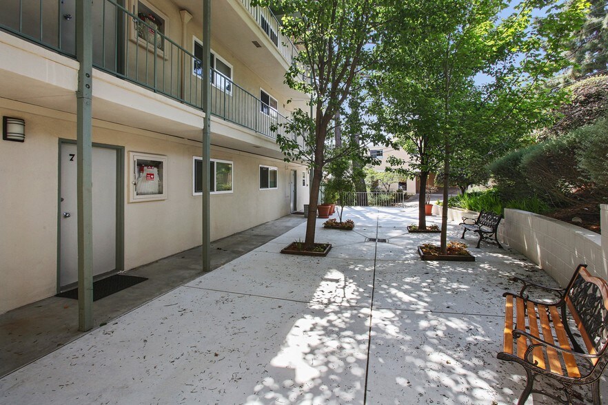 2200 Village Ct, Belmont, CA à vendre - Photo de l’immeuble – Image 3 sur 60