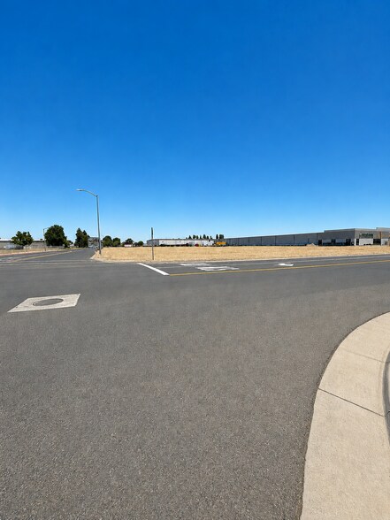 S Granada Dr, Madera, CA à vendre - Photo de l’immeuble – Image 2 sur 5