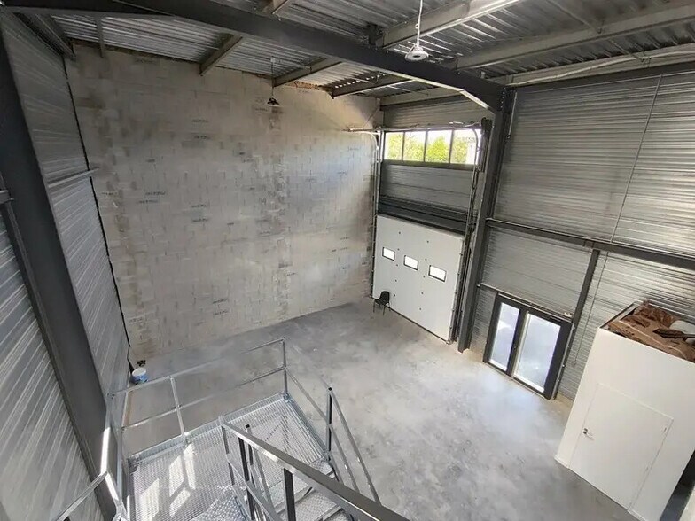 Local d’activités dans Bourgoin-Jallieu à louer - Photo de l’immeuble – Image 1 sur 9