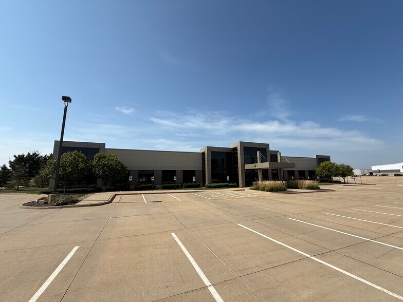 1450 N Center Point Rd, Hiawatha, IA à louer - Photo de l’immeuble – Image 3 sur 12