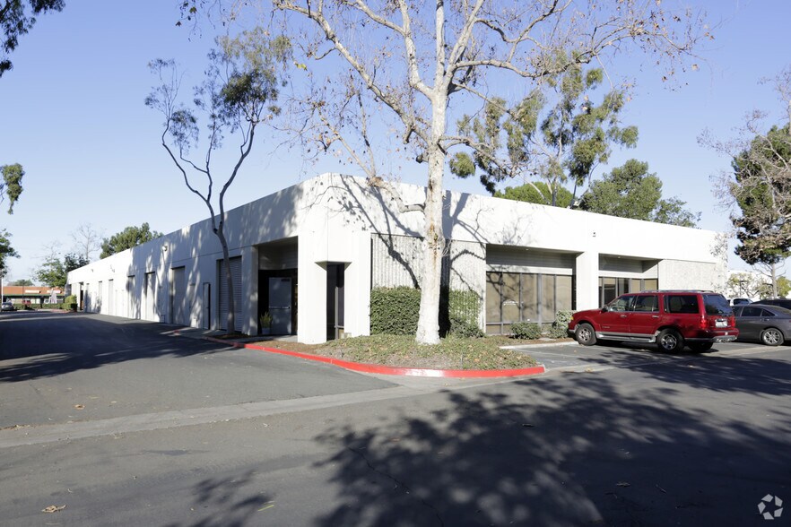 7052 Orangewood Ave, Garden Grove, CA à louer - Photo de l’immeuble – Image 3 sur 6