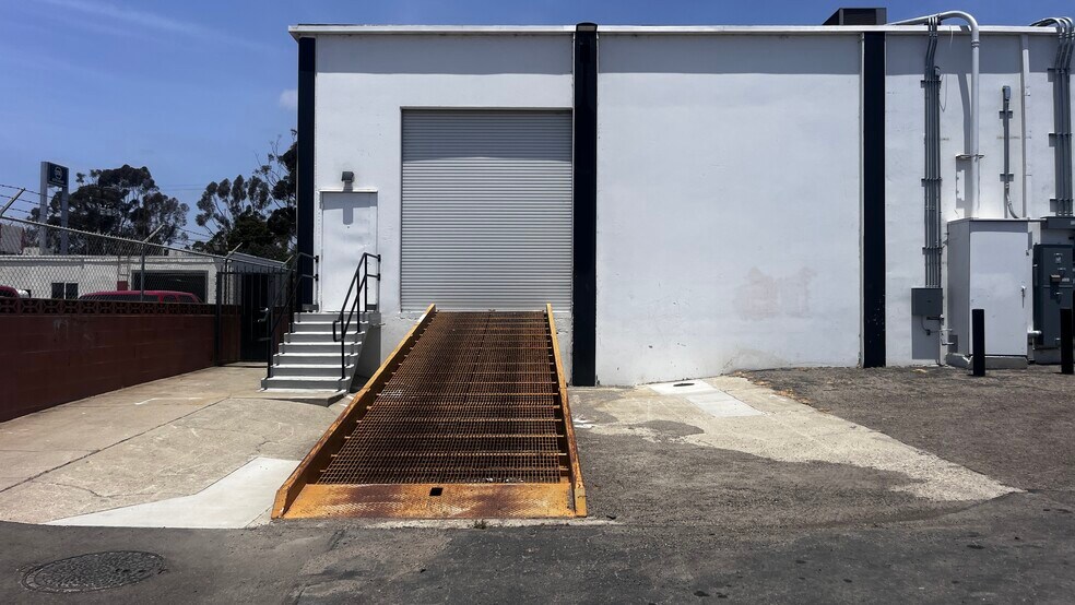 3860 E Main St, Ventura, CA à louer - Photo de l’immeuble – Image 3 sur 41