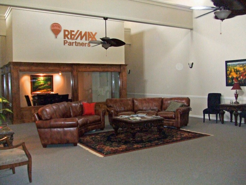 105 E Amity St, Louisburg, KS à louer - Hall d’entrée – Image 3 sur 7