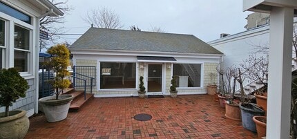 64 Jobs Ln, Southampton, NY à louer Photo de l’immeuble– Image 1 sur 2