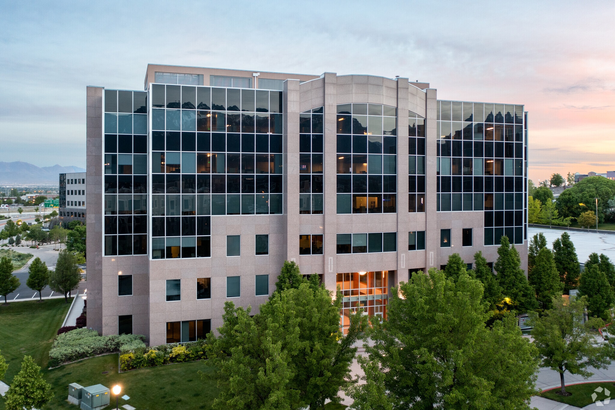 200 W Civic Center Dr, Sandy, UT à louer Photo principale– Image 1 sur 6
