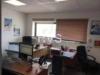 Plus de détails pour Local d'activités à louer