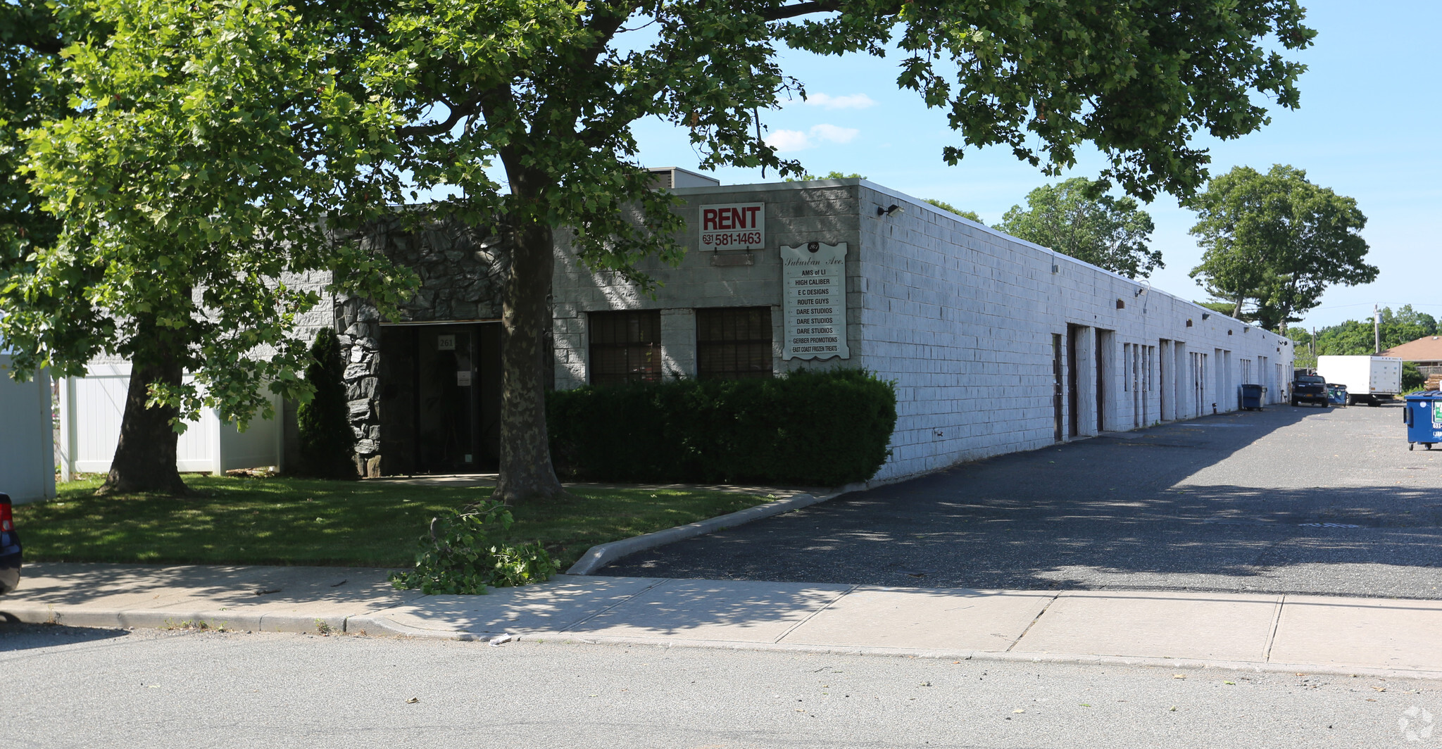 261 Suburban Ave, Deer Park, NY à louer Photo principale– Image 1 sur 7