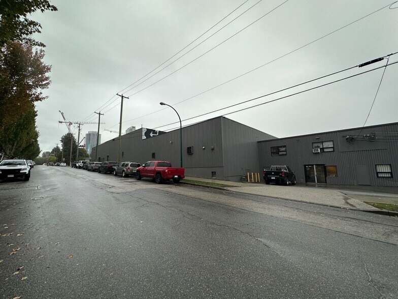 8750 Ash St, Vancouver, BC à louer - Photo de l’immeuble – Image 1 sur 5