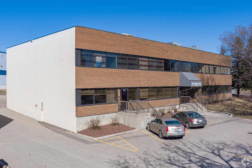 4317-4321 23B St NE, Calgary, AB à louer - Photo principale – Image 2 sur 6