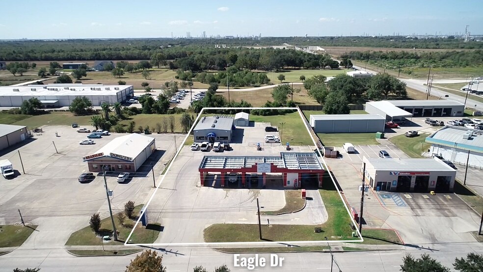 11515 Eagle Dr, Mont Belvieu, TX à vendre - Photo de l’immeuble – Image 2 sur 7