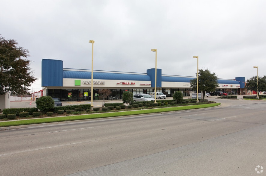 1102 W Pioneer Pky, Grand Prairie, TX à louer - Photo principale – Image 1 sur 1
