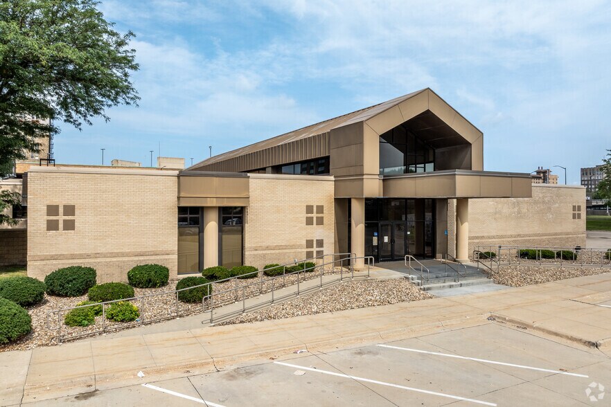 191 W 5th St, Waterloo, IA à vendre - Photo principale – Image 1 sur 6