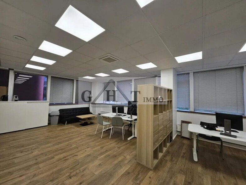 Bureau dans Maisons-Alfort à louer - Photo de l’immeuble – Image 1 sur 2