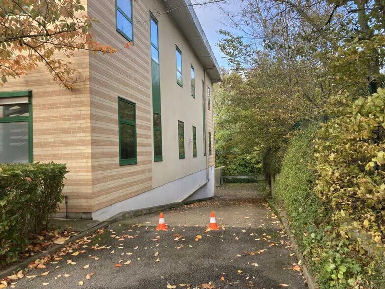 164-166 Avenue Joseph Kessel, Voisins-le-Bretonneux à louer - Photo de l’immeuble – Image 3 sur 14