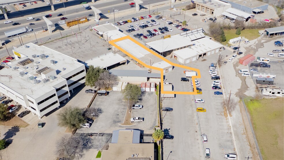 9600 N I-35, San Antonio, TX à louer - Photo de l’immeuble – Image 3 sur 20