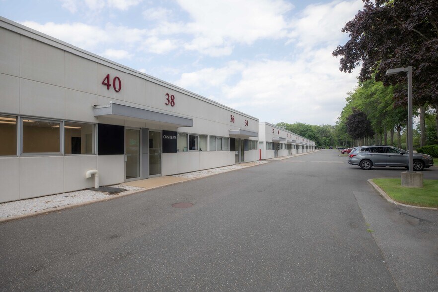 40 Cain Dr, Brentwood, NY à louer - Photo de l’immeuble – Image 1 sur 8