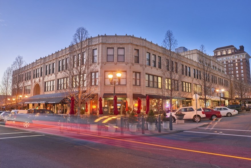 1 Page Ave, Asheville, NC à louer - Photo de l’immeuble – Image 1 sur 1