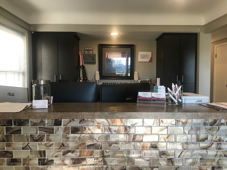 18555 Fort St, Riverview, MI à vendre - Photo intérieure – Image 3 sur 6