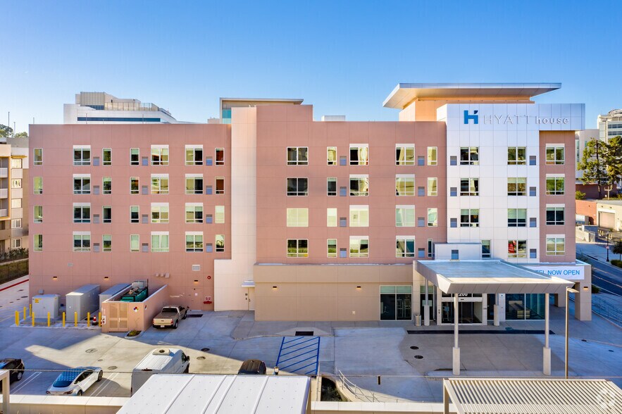 2200 Trojan Way, Los Angeles, CA à louer - Photo de l’immeuble – Image 2 sur 6