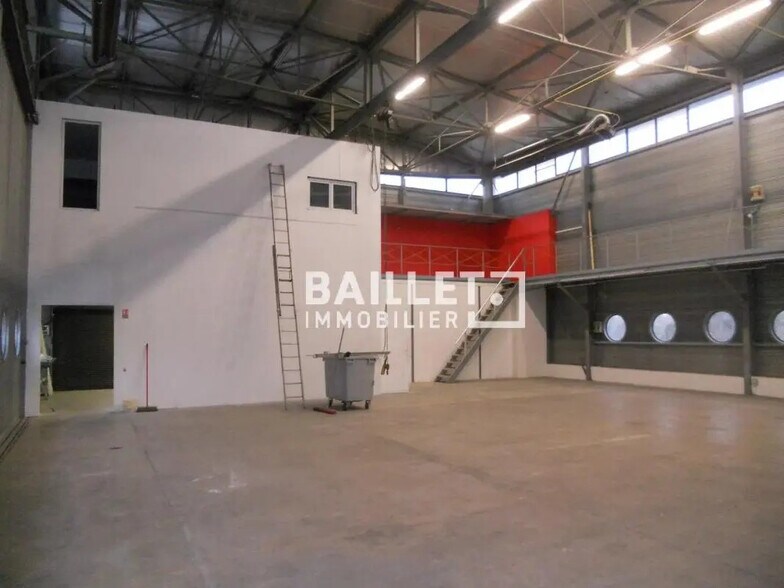 Industriel/Logistique dans Saint-Raphaël à louer - Photo de l’immeuble – Image 3 sur 17