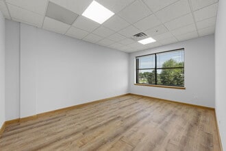 290-300 S County Farm Rd, Wheaton, IL à louer Photo intérieure– Image 2 sur 3