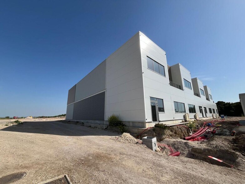 Local d'activités dans Marignane à vendre - Photo de l’immeuble – Image 1 sur 15