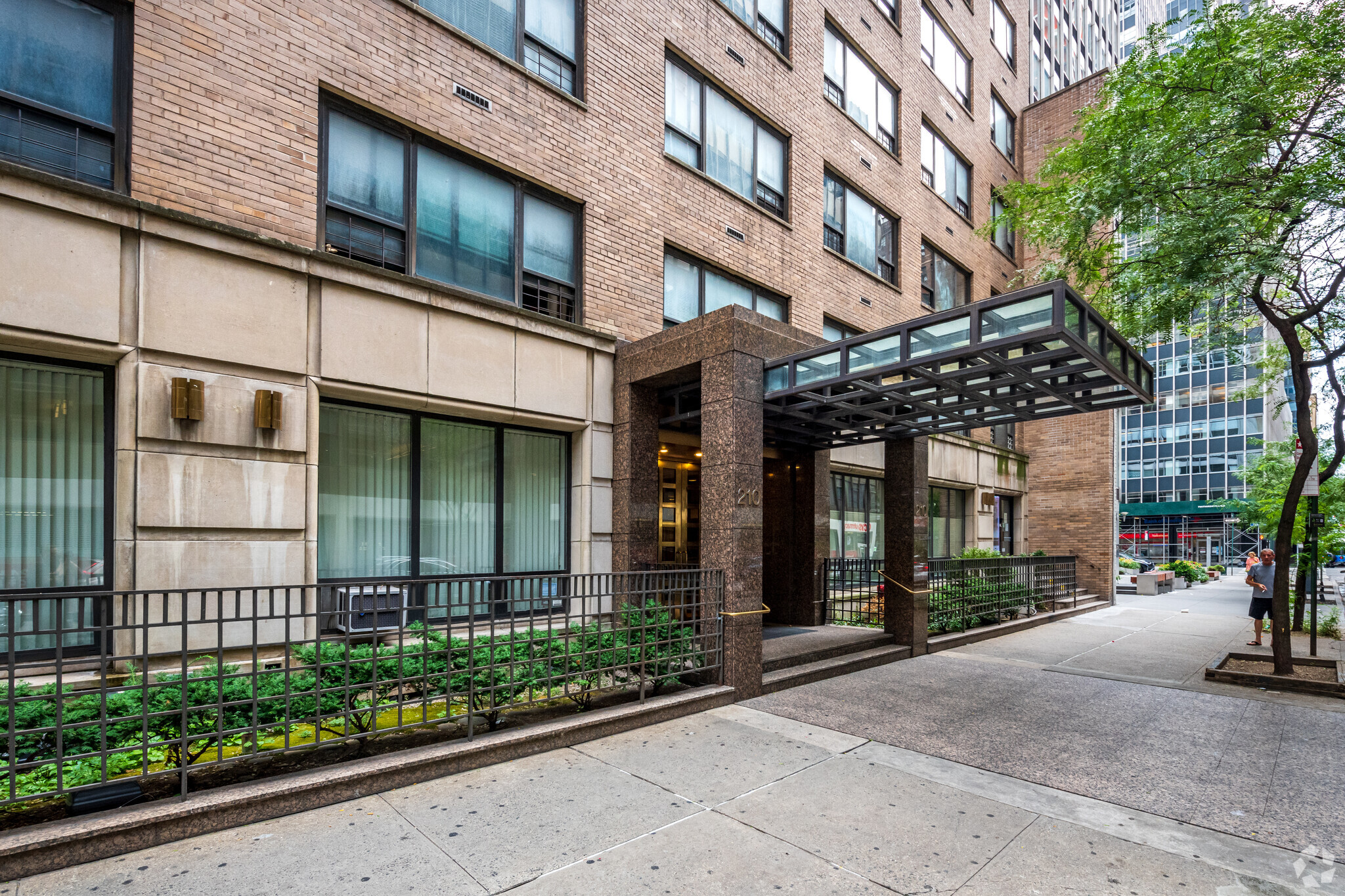 210 E 47th St, New York, NY à vendre Photo de l’immeuble– Image 1 sur 5