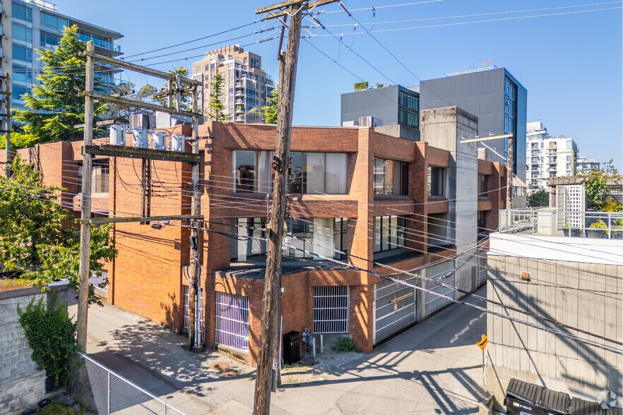 1525 8th Av W, Vancouver, BC à louer - Photo de l’immeuble – Image 2 sur 4