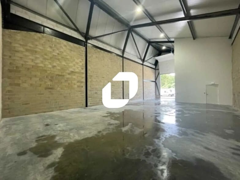 Local d'activités dans Ennery à vendre - Photo de l’immeuble – Image 2 sur 19