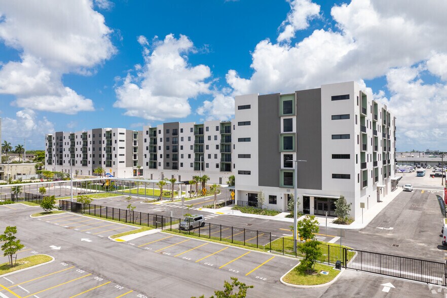 8400 NW 27th Ave, Miami, FL à louer - Photo de l’immeuble – Image 2 sur 81