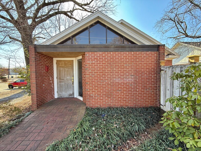 305 N Green St, Morganton, NC à louer - Photo de l’immeuble – Image 1 sur 3
