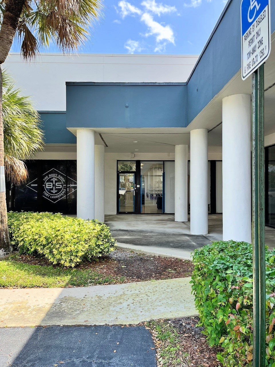4700 N Dixie Hwy, Oakland Park, FL à louer Photo de l’immeuble– Image 1 sur 11