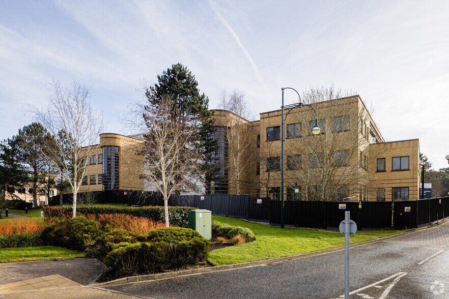 1 Lakeside Rd, Farnborough à louer - Photo principale – Image 1 sur 8