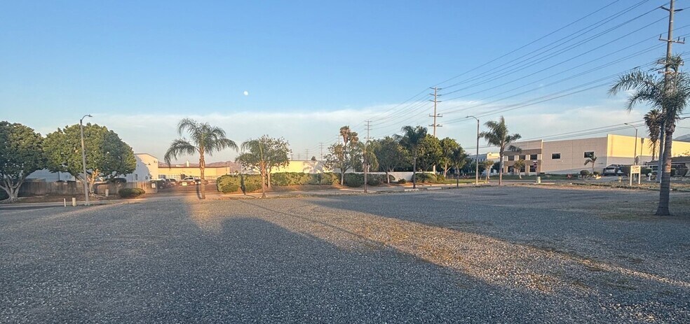 1065 Railroad St, Corona, CA à louer - Photo de l’immeuble – Image 3 sur 3
