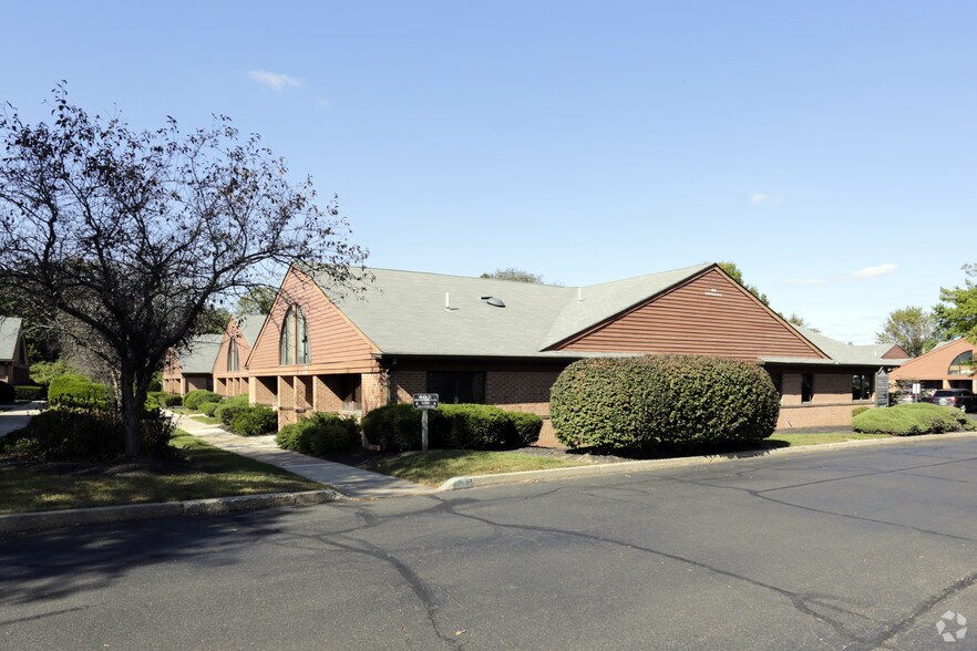 402 Middletown Blvd, Langhorne, PA à louer - Photo principale – Image 1 sur 19