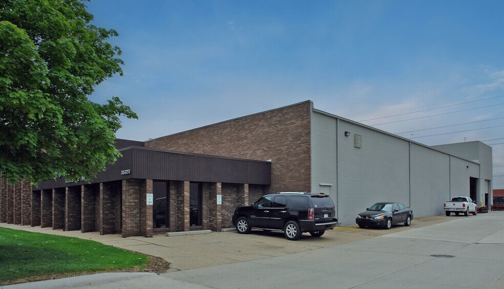 35320 Beattie Dr, Sterling Heights, MI à vendre - Photo principale – Image 1 sur 9