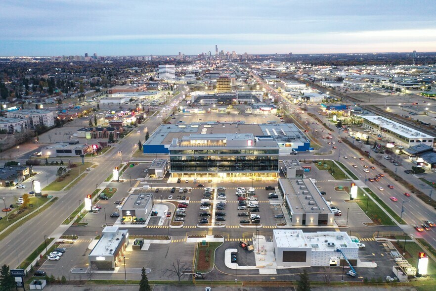 4607 Calgary Trl NW, Edmonton, AB à louer - Photo de l’immeuble – Image 1 sur 7
