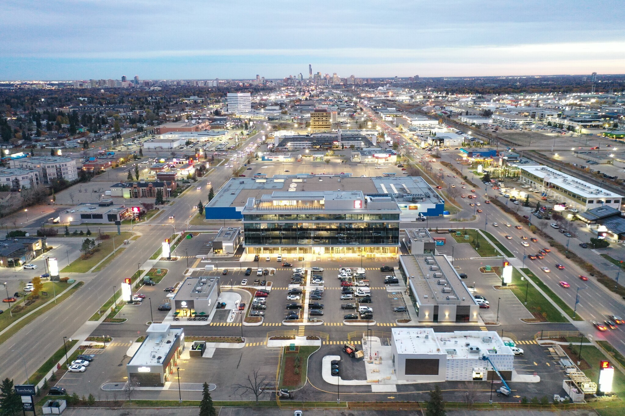4607 Calgary Trl NW, Edmonton, AB à louer Photo de l’immeuble– Image 1 sur 8