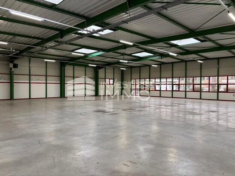 Bureau dans Saint-Thibault-des-Vignes à louer - Photo intérieure – Image 2 sur 4