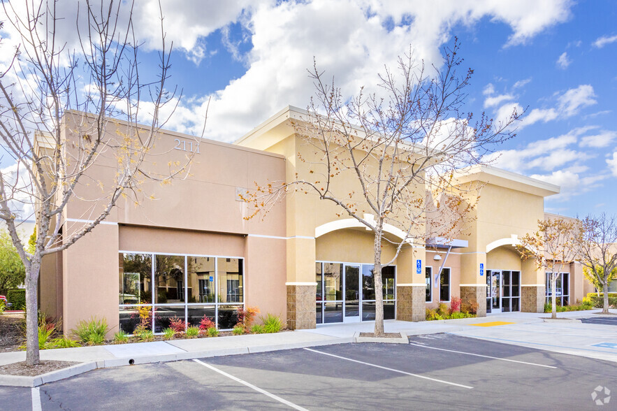 2101 Herndon Ave, Clovis, CA à louer - Photo de l’immeuble – Image 2 sur 18